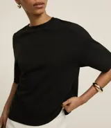Blusa básica de algodón con corte oversized, cuello redondo y mangas cortas con sisas desplazadas. Diseño liso sin estampados.