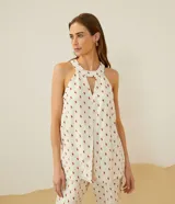 Mono largo de viscolino con estampado de tucanes, cuello halter con abertura en V, corte holgado y puños elásticos.