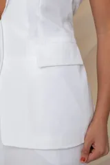 Chaleco blanco forrado en tencel y lino, con lazo para ajustar en la cintura y cierre con un botón.