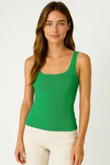 Musculosa de tejido acanalado, con escote redondo y breteles anchos, de corte ajustado al cuerpo.