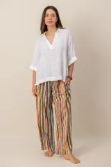 Pantalón ancho estampado a cuadros multicolor, con cintura elástica y cordón ajustable. Cuenta con bolsillos laterales.