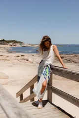 Pareo de viscosa con diseño a rayas verticales en tonos azul marino, azul claro, celeste, verde lima y blanco.