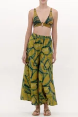Pantalón de corte fluido color mostaza, con estampado geométrico abstracto en tonos verdes, cintura elástica y diseño amplio.