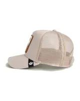 Gorra tipo trucker Goorin Bros, color beige, con visera curva, malla trasera y parche frontal bordado con diseño de una cabra y la inscripción "G.O.A.T.".