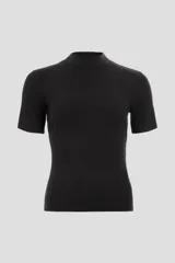 Blusa gris de tejido de punto acanalado, con cuello alto y mangas cortas.