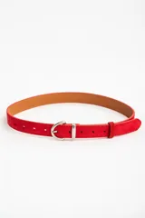 Cinto de gamuza color rojo con hebilla metálica plateada.