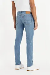 Jean skinny de denim celeste, con tiro alto, cinco bolsillos y cierre con botón y cremallera.