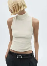Top de punto sin mangas con cuello perkins y diseño entallado al cuerpo.
