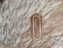 Broche para pelo artesanal de cuero con bordados en tiento fino.