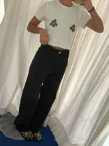 Pantalón de jean gris con corte wide leg y tiro alto.