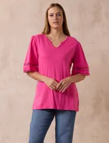 Remera de algodón color fucsia, marca Ruby Rd. con cuello redondo con escote en V y mangas cortas amplias con aplique de crochet en el borde.