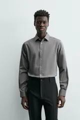 Camisa de hombre color beige claro, de corte slim fit, con cuello italiano, manga larga y cierre frontal de botonadura.