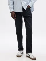 Jean de corte slim en color azul oscuro con acabado resinado, confeccionado en denim de alta calidad.