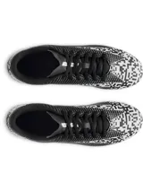 Championes de fútbol Under Armour modelo Shadow Select 3 FG, con diseño en blanco y negro de patrón digitalizado, cordones negros y suela con tapones cónicos para superficies de césped natural firme.