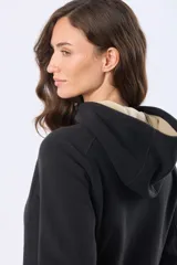 Campera de polar azul con cierre frontal, capucha integrada y bolsillos laterales. Presenta un diseño entallado con logo bordado en el pecho.