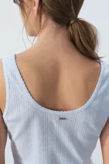 Musculosa celeste con textura acanalada y detalle de puntilla en escote y sisas.