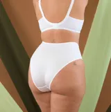Bombacha de tiro alto confeccionada en lycra color blanco, con fundillo de algodón.