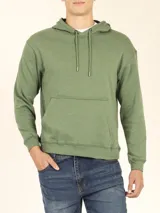 Sweater deportivo con capucha y cordones ajustables, bolsillo canguro frontal. Color verde oliva jaspeado.