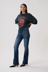 Jean oxford tiro bajo, color negro, de corte ajustado en la parte superior y con botamanga acampanada. Cuenta con bolsillos funcionales, pasacintos y cierre frontal con botón metálico.