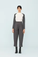 Sweater de punto bicolor, con cuerpo blanco con diseño de trenzas y mangas ranglan grises.