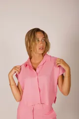 Camisa corta color rosado, de corte holgado y mangas cortas.