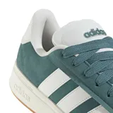 Championes urbanos Adidas Grand Court Alpha, color verde azulado con las icónicas tres rayas laterales en blanco. Presentan una silueta clásica con capellada de material sintético, lengüeta acolchada y suela de goma en tono crema con base color caramelo.