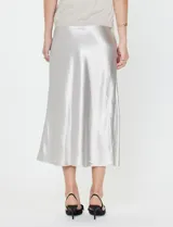 Falda midi de satén color plateado, con cintura elastizada.