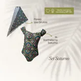 Conjunto de playa compuesto por una malla enteriza con escote bote y mangas cortas con volados, y un pareo triangular a juego. Ambas piezas presentan un estampado geométrico multicolor con tonos verdes, rosas y azules. Confeccionado en lycra reciclada con protección solar SPF 50.