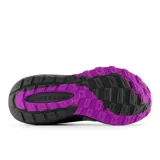 Championes de trail running New Balance DynaSoft Nitrel V5 para mujer, color gris con detalles en negro y violeta.