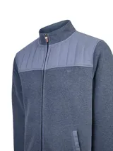 Polar de hombre color gris melange, con cuello alto, cierre frontal completo y bolsillos laterales. Cuenta con canesú de canvas en el pecho con pespuntes verticales.