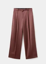 Pantalón largo de tiro medio en tejido satinado color marrón, con diseño recto, pinzas delanteras, bolsillos laterales y cierre oculto con botón, gancho y cremallera.