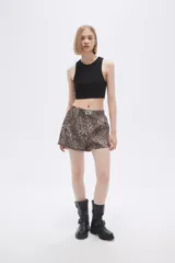 Short marrón con estampado animal print.
