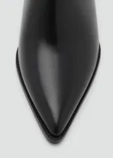 Botín de tacón bloque y punta fina, con cierre de cremallera lateral y acabado efecto piel.