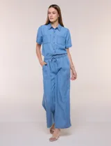 Pantalón fluido de estilo pull-on y silueta amplia confeccionado en lyocell de tacto sedoso, color azul. Cuenta con cintura totalmente elastizada con cordón ajustable, amplios bolsillos delanteros aplicados tipo parche y pierna de corte ancho y recto terminada con dobladillo deshilachado.