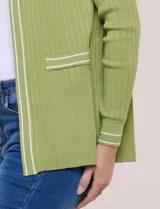 Cardigan de punto acanalado color verde, con bolsillos simulados y ribetes en contraste blanco en la apertura frontal, puños y bolsillos, de manga larga y diseño abierto.