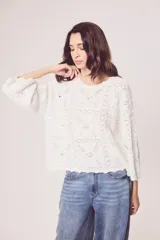 Sweater de tejido de punto calado color marrón, con diseño oversize, cuello redondo y mangas tres cuartos.