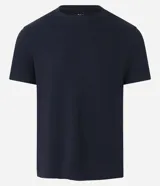 Remera muscle de hombre, color marrón claro, confeccionada en media malla, de cuello redondo y manga corta.