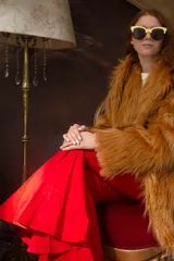 Tapado de piel sintética color camel, corte recto y silueta relajada, con interior forrado y bolsillos funcionales.