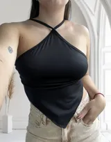 Top negro con tirantes finos que se cruzan en la espalda y terminan en un lazo.
