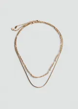 Collar doble dorado compuesto por una cadena de eslabones y una cadena tipo serpiente fina.