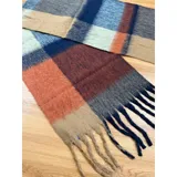 Bufanda rectangular de tejido grueso con diseño de cuadros en tonos azul, naranja, gris y beige, terminada con flecos en los extremos.