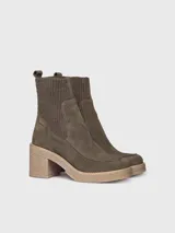 Bota corta de gamuza color verde militar, con caña de tejido elástico de punto en la parte superior, plataforma texturizada y tacón ancho.
