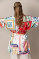 Kimono italiano de satén estampado con motivos geométricos y florales en tonos rojo, azul, naranja y dorado. Incluye lazo de ajuste en la cintura.