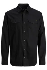 Camisa de denim negra con cuello clásico, cierre con botones y dos bolsillos en el pecho con solapa abotonada.