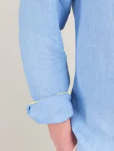 Camisa de hombre marca El Ganso, confeccionada en lino, de corte regular fit, cuello italiano, manga larga con puños simples y logo bordado en el pecho.