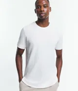 Remera de hombre, corte regular, color blanco, con cuello redondo y mangas cortas. Presenta una textura diferenciada en el tejido de media malla.