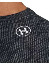 Remera deportiva Under Armour de manga corta con tejido texturizado, cuello redondo y logo de la marca estampado en el pecho. Presenta un corte holgado y ligero, diseñado para absorber el sudor y secarse rápidamente.
