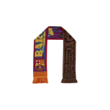 Bufanda de tejido de punto de la colaboración Travis Scott x FC Barcelona, con diseño multicolor que combina los tradicionales colores azulgrana en un extremo y tonos marrones y negros en el otro, con flecos en los extremos y detalles gráficos de la marca Cactus Jack junto al escudo del club.