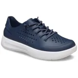 Championes Crocs modelo InMotion Pacer, de color lila con suela blanca. Cuentan con diseño de cordones elásticos y perforaciones laterales para mayor ventilación.