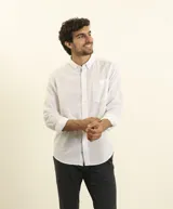 Camisa de manga larga confeccionada en una mezcla de algodón y lino, con cuello abotonado, bolsillo frontal en el pecho y cierre de botones.